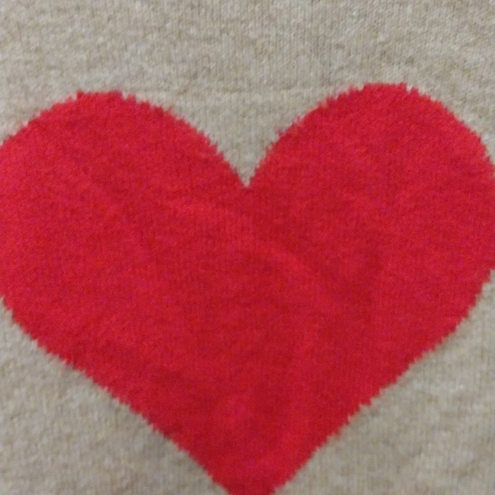 Vince Camuto Oversized Heart Sweater. - Picture 4 of 9